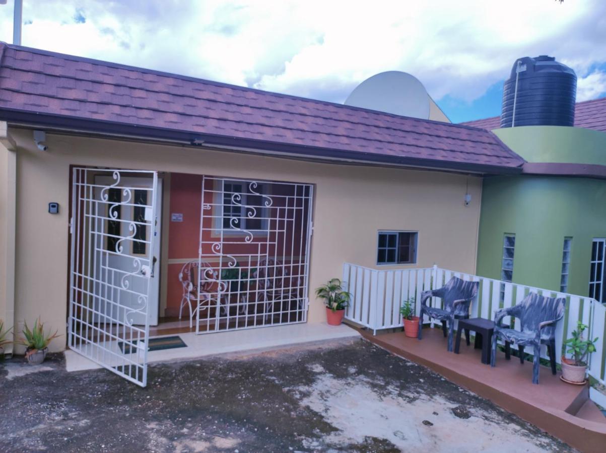 Gables Vacation Rentals With Private Gated Parking Onsite Knockpatrick Esterno foto