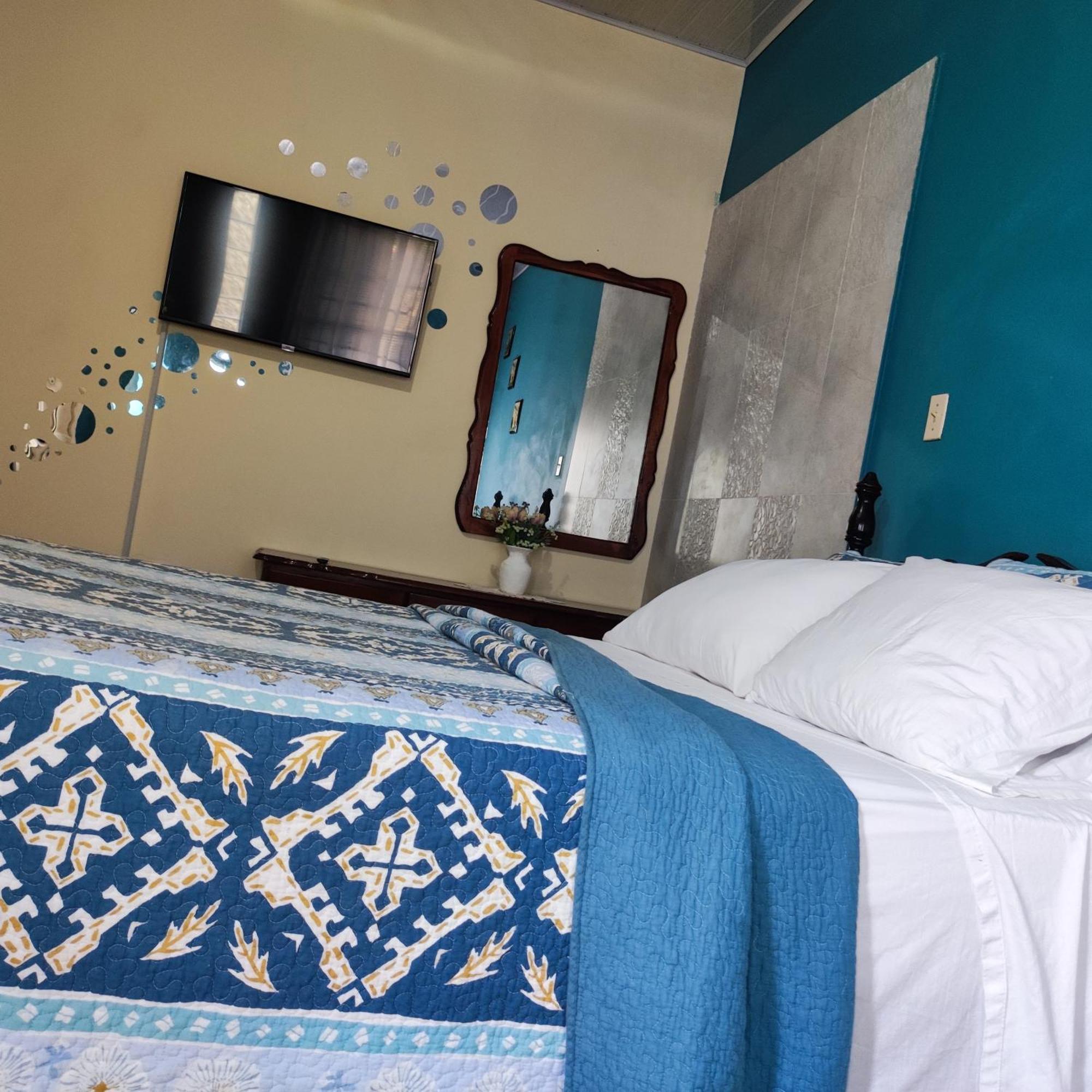 Gables Vacation Rentals With Private Gated Parking Onsite Knockpatrick Esterno foto